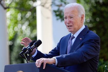 El presidente Joe Biden habla desde el rosedal de la Casa Blanca, Washington