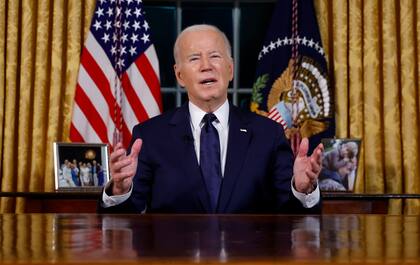 El presidente Joe Biden habla desde la Oficina Oval de la Casa Blanca, Washington, 19 de octubre de 2023.(Jonathan Ernst/Pool via AP)