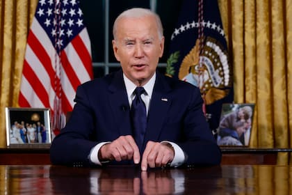 El presidente Joe Biden habla desde la Oficina Oval de la Casa Blanca el 19 de octubre de 2023, en Washington