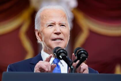 El presidente Joe Biden habla desde Statuary Hall en el Capitolio de los Estados Unidos para conmemorar el primer aniversario del motín del 6 de enero en el Capitolio por partidarios leales al entonces presidente Donald Trump, el jueves 6 de enero de 2022 en Washington.