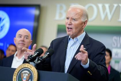 El presidente Joe Biden habla durante una visita a la frontera sur de Estados Unidos, el jueves 29 de febrero de 2024, en Brownsville, Texas. A la izquierda está el secretario de Seguridad Nacional, Alejandro Mayorkas