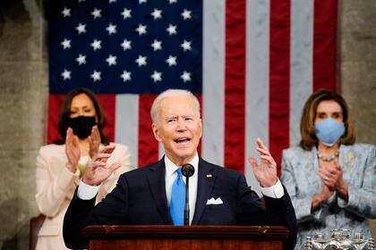 El presidente Joe Biden habla frente a una sesión conjunta del Congreso la noche ayer, en el Capitolio de Estados Unidos, en Washington. Atrás aparecen aplaudiendo la vicepresidenta Kamala Harris (izquierda) y la presidenta de la Cámara de Representantes Nancy Pelosi