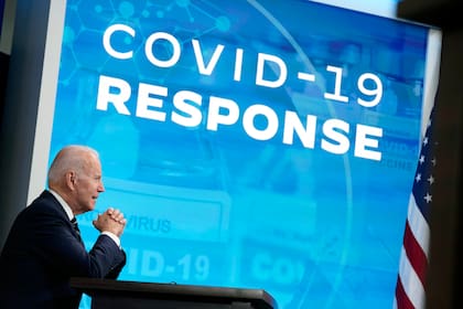 El presidente Joe Biden habla sobre la respuesta del gobierno estadounidense a la pandemia de COVID-19 en la Casa Blanca, Washington, el jueves 13 de enero de 2022. (AP Foto/Andrew Harnik)