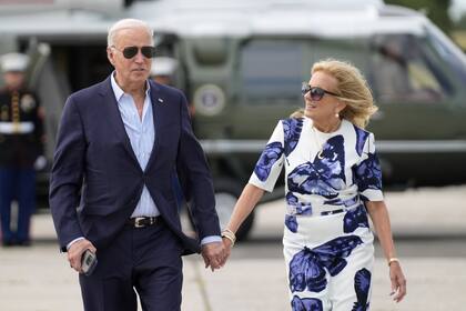 El presidente Joe Biden, izquierda, y la primera dama Jill Biden llegan en el Marine One al aeropuerto de East Hampton, el sábado 29 de junio de 2024, en East Hampton, Nueva York 