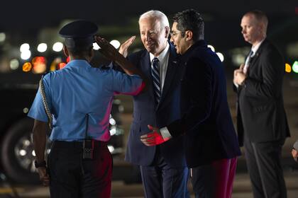 El presidente Joe Biden llega al Aeropuerto Internacional Indira Gandhi para asistir a la cumbre del G20, el viernes 8 de septiembre de 2023, en Nueva Delhi. 