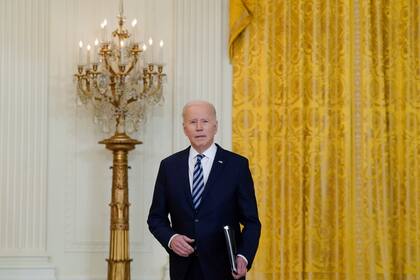 El presidente Joe Biden llega al Salón Este de la Casa Blanca para hablar sobre la invasión rusa de Ucrania, el jueves 24 de febrero de 2022, en Washington