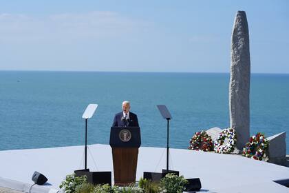 El presidente Joe Biden pronuncia un discurso sobre el legado de Pointe du Hoc y la democracia en todo el mundo, el viernes 7 de junio de 2024, junto al monumento Pointe du Hoc en Normandía, Francia