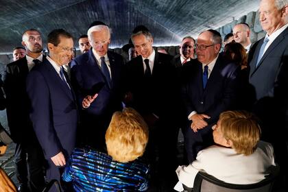 El presidente Joe Biden saluda a las sobrevivientes estadounidenses del Holocausto, la Dra. Gita Cycowicz y Rena Quint, luego de una ceremonia de colocación de coronas en el Salón del Recuerdo en Yad Vashem, el miércoles 13 de julio de 2022, en Jerusalén, con la Sec. del Estado Antony Blinken