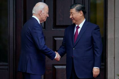 El presidente Joe Biden saluda al presidente de China, Xi Jinping.