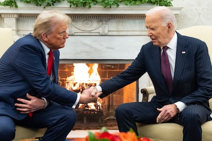 El presidente Joe Biden se reúne con el presidente electo Donald Trump en la Oficina Oval de la Casa Blanca en Washington el 13 de noviembre del 2024, días después de las elecciones