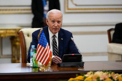 El presidente Joe Biden se reúne con el presidente de Angola Joao Lourenco, en el palacio presidencial de la capital Luanda, Angola, el martes 3 de diciembre de 2024. (AP foto/Ben Curtis)