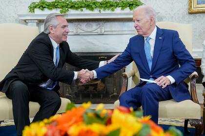 El presidente Joe Biden se reúne con el presiente argentino Alberto Fernández en la Oficina Oval de la Casa Blanca en Washington, el miércoles 29 de marzo de 2023. (AP Foto/Susan Walsh)