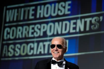 El presidente Joe Biden usa anteojos de sol después de hacer una broma sobre convertirse en el personaje de "Dark Brandon" durante la cena de la Asociación de Corresponsales de la Casa Blanca en el Washington Hilton en Washington, el sábado 29 de abril de 2023