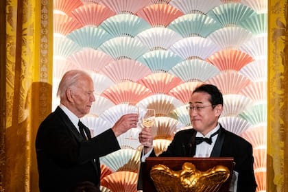 El presidente Joe Biden y el primer ministro Fumio Kishida de Japón asisten a una cena de estado en la Casa Blanca el miércoles 10 de abril de 2024.