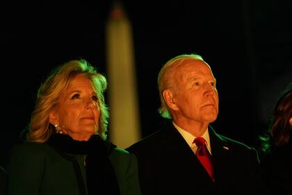 El presidente Joe Biden y la primera dama Jill Biden asisten a la ceremonia de encendido del árbol de Navidad en la Elipse de la Casa Blanca, el miércoles 30 de noviembre de 2022, en Washington.