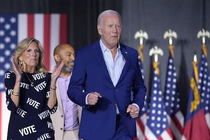 El presidente Joe Biden y la primera dama Jill Biden asistieron a un mitin de campaña en Carolina del Norte, un día después del primer debate. (AP Photo/Evan Vucci)�