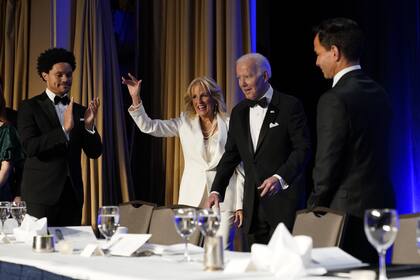 El presidente Joe Biden y la primera dama Jill Biden llegan a la cena anual de la Asociación de Corresponsales de la Casa Blanca, el sábado 30 de abril de 2022, en Washington. A la izquierda, el comediante Trevor Noah.