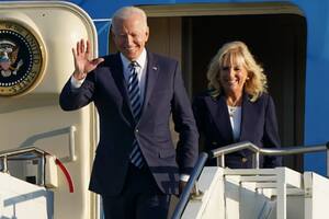 El presidente Joe Biden y su mujer Jill, llegan en el Air Force One a RAF Mildenhall en Suffolk, antes de la cumbre del G7 en Cornwall