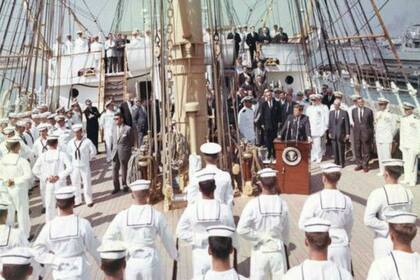 El presidente John F. Kennedy durante una visita oficial al buque escuela de la Guardia Costera