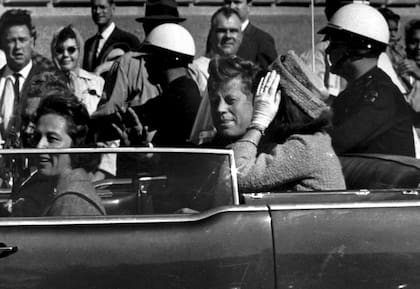 El presidente John F. Kennedy en el automóvil en Dallas, Texas, el 22 de noviembre de 1963, poco antes de ser asesinado. (AP foto/Jim Altgens)