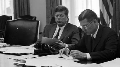 El presidente John. F. Kennedy junto al ministro de Defensa, Robert McNamara, durante una sesión del EXCOMM