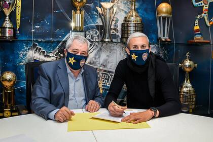 El presidente Jorge Ameal firmando el contrato que lo liga a Boca a 
Norberto Briasco, también proveniente de Huracán 