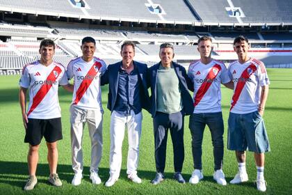 El presidente Jorge Brito y Marcelo Gallardo, con cuatro de los refuerzos: Gonzalo Tapia, Enzo Pérez, Galoppo y Matías Rojas