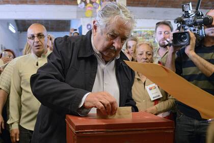 El presidente José Mujica, el primer dirigente político que concurrió a votar