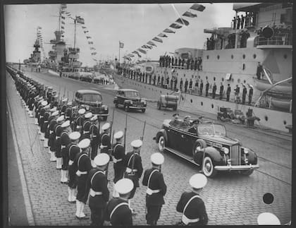 El Presidente Juan D. Perón revistando el 10 de Julio de 1946 las unidades de las escuadras de mar y ríos, en Puerto Nuevo.