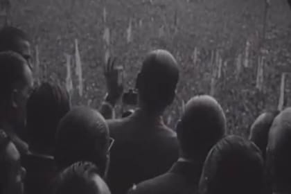 El presidente Juan Domingo Perón continuó con su discurso luego del estallido de la primera y la segunda bomba en la Plaza de Mayo, donde se desarrollaba un acto en apoyo a su segunda presidencia