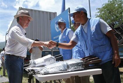 El presidente Juan Manuel Santos felicita a los observadores de la ONU en la localidad de Fonseca