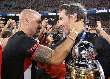 El presidente Juan Sebastián Verón y el DT Eduardo Domínguez con la Copa del Torneo Clausura 2025