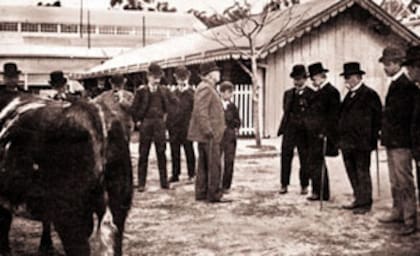 El presidente Julio A. Roca admira uno de los reproductores en la primera muestra rural argentina