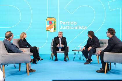 El presidente junto a Dolina, Llorente, Barton y Gillespi en la quinta de Olivos.