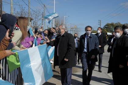 El Presidente, junto a Katopodis, saluda a los vecinos que se acercaron al acto.