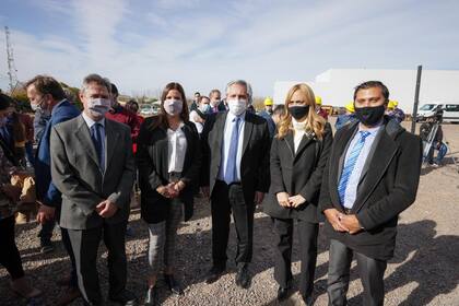 El presidente junto a los asistentes al acto, entre ellos la senadora camporista Anabel Fernández Sagasti.