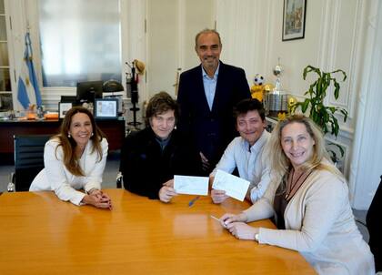 El Presidente, junto a Santiago Caputo, Karina Milei, Lule Menem y Pilar Ramírez, jefa de LLA en la Capital