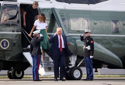 EL presidente junto a su esposa y su hijo se bajan del Marine One en el Aeropuerto Municipal de Morristown en Morristown, Nueva Jersey, EE. UU.