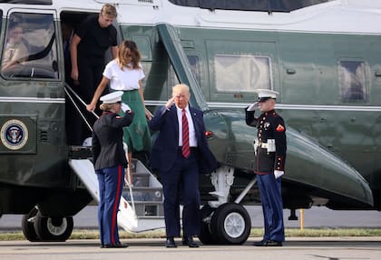 EL presidente junto a su esposa y su hijo se bajan del Marine One en el Aeropuerto Municipal de Morristown en Morristown, Nueva Jersey, EE. UU.