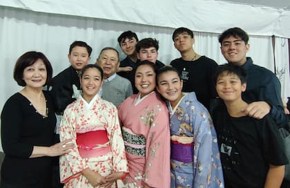 El presidente junto a su mujer, Fumiko, y sus nietos en la presentación de su libro "Kosaka Kazunori, Mi vida" en el Jardín Japonés."La familia es importante pero supe separar, la familia de un lado y el trabajo del otro, nunca mezclé"