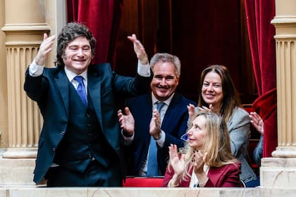 El Presidente, Karina Milei, Sandra Pettovello y Pablo Quirno, durante el informe de Adorni en Diputados