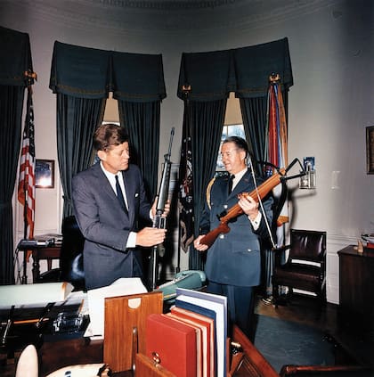 El presidente Kennedy en la Casa Blanca con un rifle M16, que fue creado para la Armada en 1963. Un reporte de Defensa señaló que el arma era adecuada para "los enfrentamientos breves a poca distancia que son característicos de la guerra en Vietnam"
