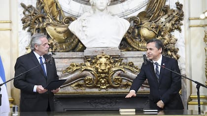 El Presidente le tomó juramento al nuevo ministro de Trasporte, Diego Giuliano.