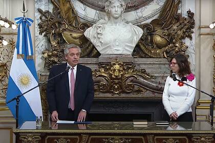 El presidente le tomó juramento el lunes la nueva ministra de Economía, Silvina Batakis