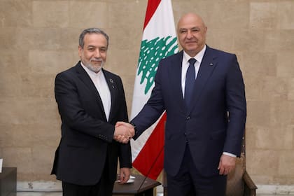 El presidente libanés Joseph Aoun (der) con el ministro de Relaciones Exteriores iraní Abbas Araghchi, el 3 de junio pasado