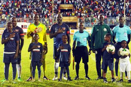 El presidente liberiano se mostró en forma y jugó 79 minutos en el principal estadio de la capital