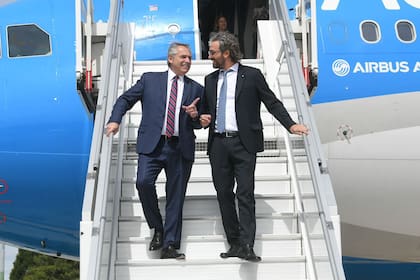El Presidente llegó a París, donde mañana se reunirá con su par de Francia, Emmanuel Macron
