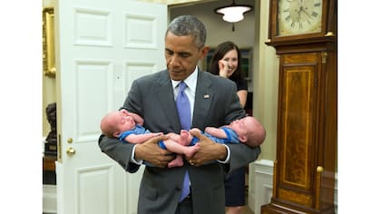 El Presidente lleva a los gemelos de Katie Beirne Fallon, Director de Asuntos Legislativos, a la Oficina Oval el 17 de junio de 2015.