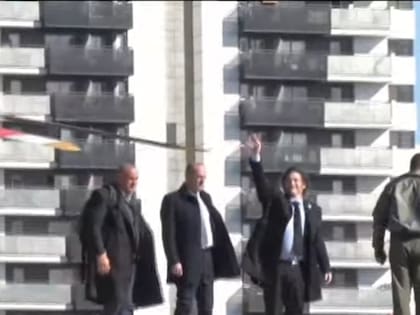 El Presidente luego de su viaje en helicóptero hasta el Cabildo