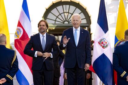 El Presidente Luis Lacalle Pou de Uruguay, izquierda, y el Presidente Joe Biden llegan para una foto de familia en el Pórtico Sur para la Cumbre inaugural de Líderes de la Alianza de las Américas para la Prosperidad Económica en la Casa Blanca, el viernes 3 de noviembre de 2023, en Washington. 